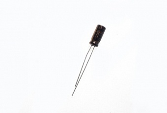 EXR220M25B, Конденсатор электролитический (22мкФ 25В 20% 105гр 5х11мм)